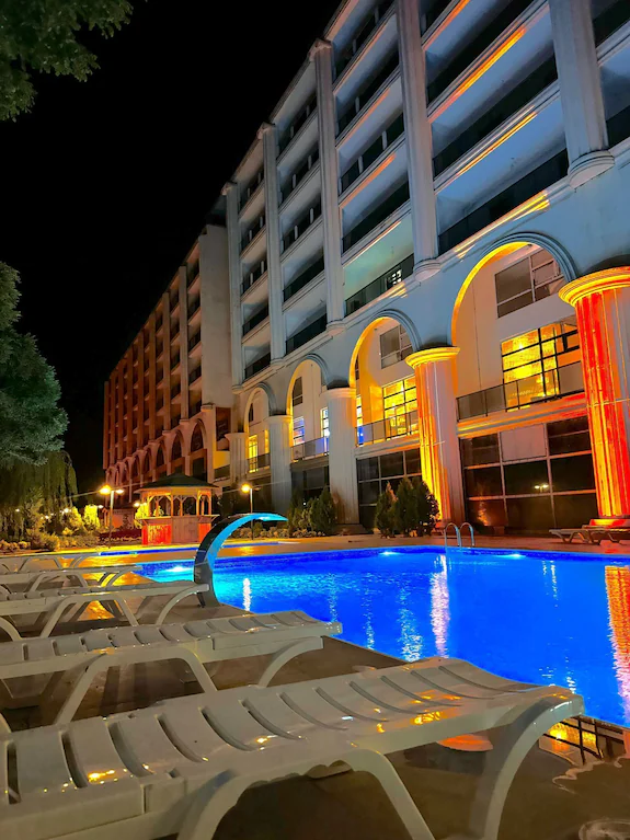 Valide Sultan Termal Otel gece dış cephe ve açık havuz